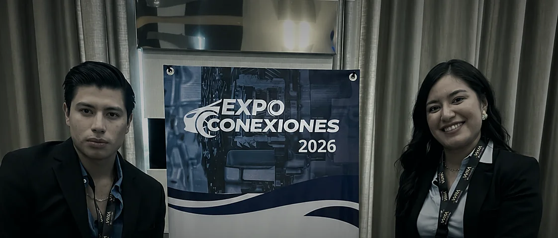 Josué y Lizeth en el stand de Hylox en Expo Conexiones 2026