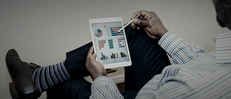 Directivo revisando indicadores en una tableta
