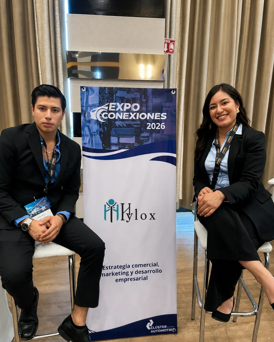 Josué y Lizeth en el stand de Hylox en Expo Conexiones 2026 del Clúster Automotriz de Jalisco